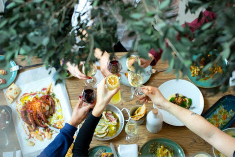Sonntagsbrunch mit Gläsern Rosé und Sekt