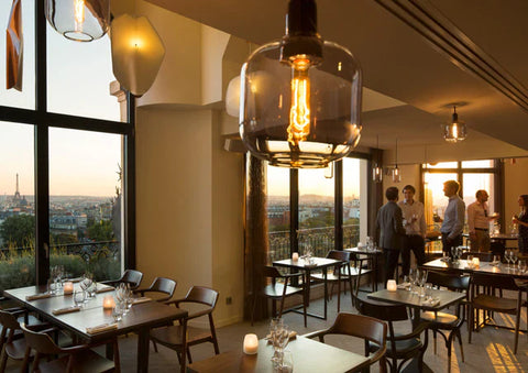 Ein Gastronom und ein Verkäufer besprechen eine Auswahl an Weinen