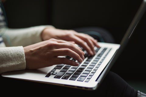 Restaurateur lisant des articles professionnels sur tablette