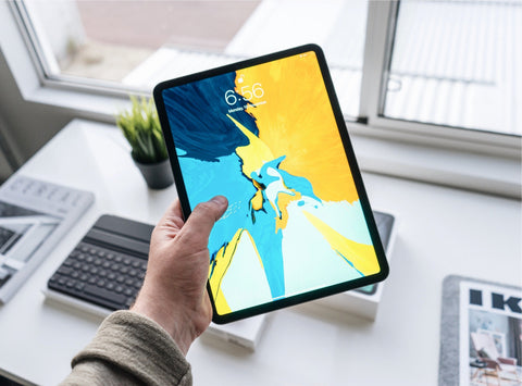 Restaurateur utilisant une tablette numérique en salle