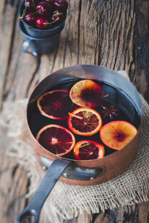 Tasse Glühwein mit Gewürzen auf einem winterlichen Restauranttisch