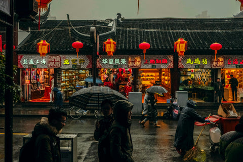 Bouteilles de vins français présentées sur un marché asiatique