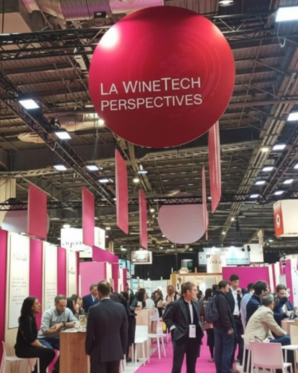 Stand du salon La WineTech Perspectives, hall d'exposition avec visiteurs professionnels